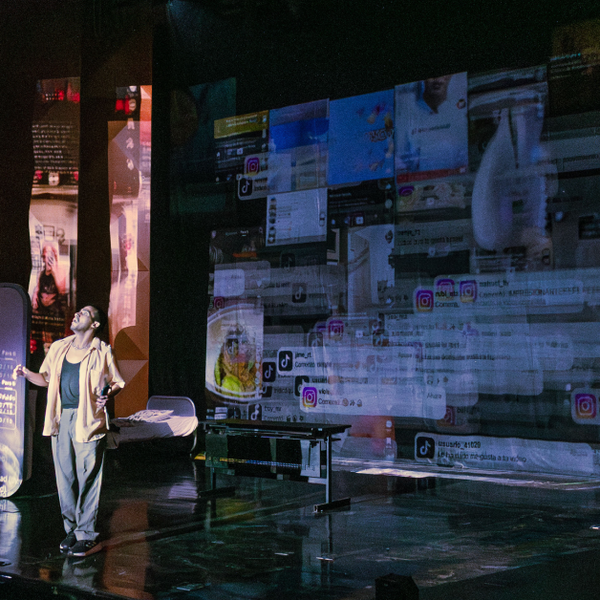 ¿Cuánto tiempo de nuestra vida se va en redes sociales? Obra lleva el doomscrolling al teatro