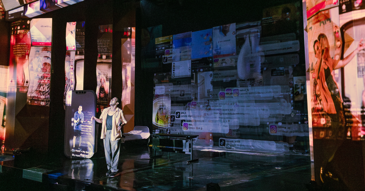 ¿Cuánto tiempo de nuestra vida se va en redes sociales? Obra lleva el doomscrolling al teatro